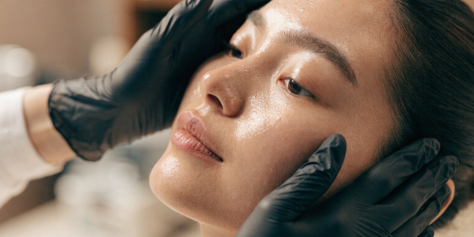 Trattamento di biorivitalizzazione viso in una clinica di medicina estetica
