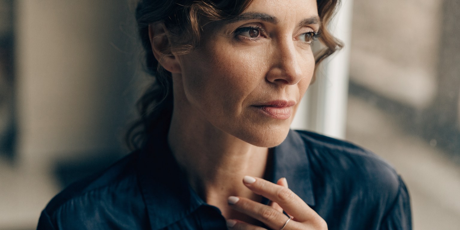 Ritratto di donna pensierosa, sintomi della menopausa precoce