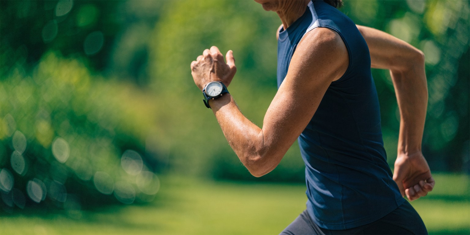 Persona che corre all'aperto controllando la frequenza cardiaca per il test del VO2 max